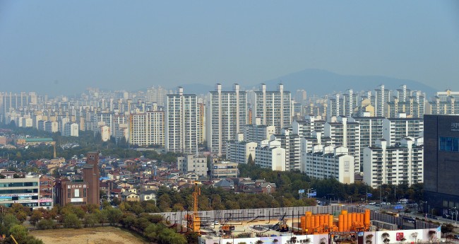 전 국토연구원장들은 차기 정부에서 수요와 공급을 함께 고려하는 정책이 필요하다고 입을 모았다. 건설업이 경제의 큰 비중을 차지하고 서민의 안정적인 주거환경이 밑바탕에 깔려야 한다는 내용도 포함됐다. [사진=이상섭 기자/babtong@heraldcorp.com]