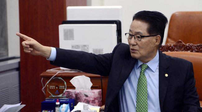 박지원 국민의당 비상대책위원장이 20일 오전 서울 여의도 국회에서 원내정책회의를 앞두고 참석의원들과 의견을 나누고 있다. 박해묵 기자/mook@heraldcorp.com
박지원 국민의당 비상대책위원장이 20일 오전 서울 여의도 국회에서 원내정책회의를 앞두고 참석의원들과 의견을 나누고 있다. 박해묵 기자/mook@heraldcorp.com
