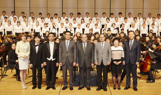 장애청소년 음악회에 참석한 인사들. 왼쪽부터 김경란 아나운서,바이올리니스트 스티브 김, 뽀꼬아뽀꼬 오케스트라 오경렬지휘자, 삼성화재 안민수 사장, 장애인먼저실천운동본부 이수성 이사장, 국립특수교육원 우이구 원장 순이다.