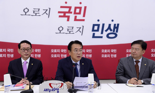 [사진=정진석 새누리당 원내대표가 20일 오전 서울 여의도 국회에서 열린 원내대표단회의에서 모두발언을 하고 있다. 박해묵 기자/mook@heraldcorp.com]