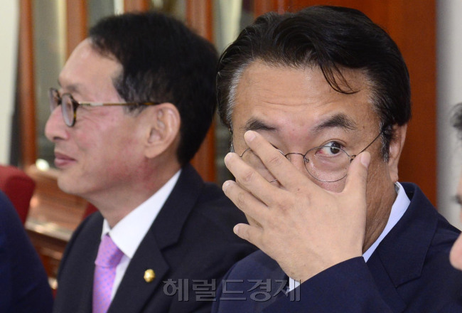 [사진=정진석 새누리당 원내대표가 20일 오전 서울 여의도 국회에서 열린 원내대표단회의에 앞 서 안경을 고쳐 쓰고 있다. 박해묵 기자/mook@heraldcorp.com]