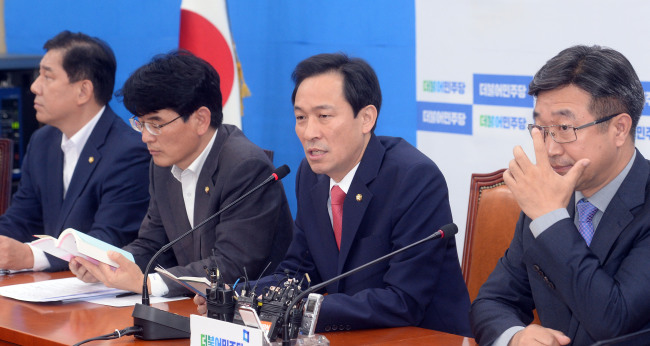 20일 오전 서울 여의도 국회에서 열린 더불어민주당 정책조정회의에서 우상호 원내대표가 모두발언을 하고 있다./ 안훈 기자 rosedale@heraldcorp.com 2016.10.20
20일 오전 서울 여의도 국회에서 열린 더불어민주당 정책조정회의에서 우상호 원내대표가 모두발언을 하고 있다./ 안훈 기자 rosedale@heraldcorp.com 2016.10.20