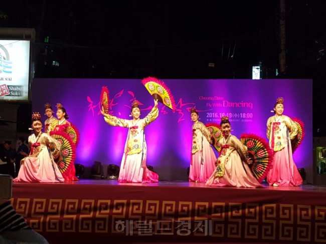 19일 오후 7시 서울 강남구 청담공원 앞 이면도로에서 열린 ‘청담, 춤으로 날다’ 문화축제에서 공연하는 부채춤을 주민들이 관람하고 있다. 이번 행사는 강남구가 지역상권의 활성화와 주민들에게 한국무용을 볼 수 있는 기회를 제공하고 관광객 유치와 주민 화합을 위해 마련했다.
이진용 기자/jycafe@heraldcorp.com