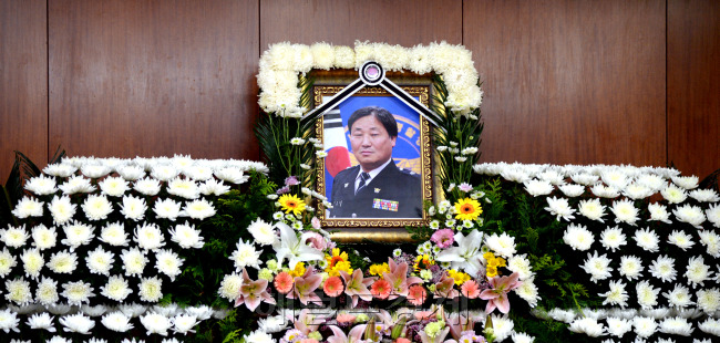 [사진=20일 오전 서울 송파구 경찰병원 장례식장에 마련된 김창호 경위의 빈소. 유가족으로 보이는 사람들이 오열하고 있다. 김 경위는 지난 19일 밤 서울 강북구 오패산터널 인근에서 사제 총기범이 쏜 총탄에 맞아 숨졌다. 피의자 성병대 씨는 지인인 부동산업자 이모 씨에게 사제 총기를 쏜 뒤 달아나 오패산터널 쪽 수풀 뒤에 숨어있다 자신을 찾던 김경위를 보고 사제 총기를 난사했다. 등 부위 등에 총을 맞은 김 경위는 병원에 옮겨졌지만 같은 날 오후 7시40분쯤 결국 사망했다. 동료 경찰관들은 “평소 성실히 근무하는 경찰이었다”며 “경찰에 대한 애정도 남달랐다. 안타깝다”고 입을 모았다.  박현구기자/phko@heraldcorp.com]