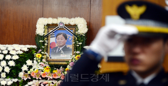 20일 오전 서울 송파구 경찰병원 장례식장에 마련된 김창호 경위의 빈소. 김 경위는 지난 19일 밤 서울 강북구 오패산터널 인근에서 사제 총기범이 쏜 총탄에 맞아 숨졌다. 피의자 성병대는 지인인 부동산업자 이모 씨에게 사제 총기를 쏜 뒤 달아나 오패산터널 쪽 수풀 뒤에 숨어있다 자신을 찾던 김 경위를 보고 사제 총기를 난사했다.  박현구 기자/phko@