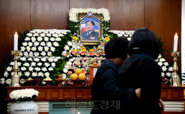 [사진=20일 오전 서울 송파구 경찰병원 장례식장에 마련된 김창호 경위의 빈소. 유가족으로 보이는 사람들이 오열하고 있다. 김 경위는 지난 19일 밤 서울 강북구 오패산터널 인근에서 사제 총기범이 쏜 총탄에 맞아 숨졌다. 피의자 성병대 씨는 지인인 부동산업자 이모 씨에게 사제 총기를 쏜 뒤 달아나 오패산터널 쪽 수풀 뒤에 숨어있다 자신을 찾던 김경위를 보고 사제 총기를 난사했다. 등 부위 등에 총을 맞은 김 경위는 병원에 옮겨졌지만 같은 날 오후 7시40분쯤 결국 사망했다. 동료 경찰관들은 “평소 성실히 근무하는 경찰이었다”며 “경찰에 대한 애정도 남달랐다. 안타깝다”고 입을 모았다.  박현구기자/phko@heraldcorp.com]