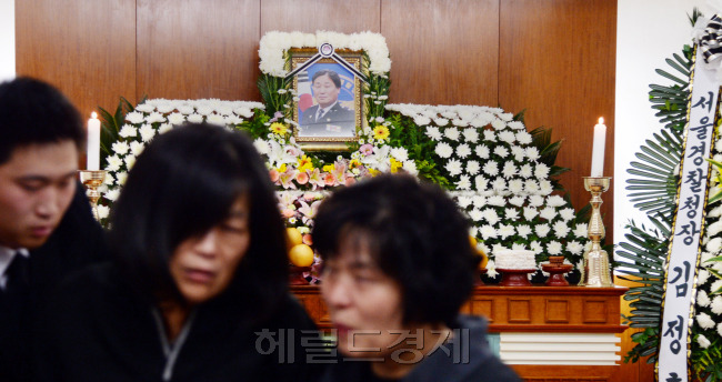 [사진=20일 오전 서울 송파구 경찰병원 장례식장에 마련된 김창호 경위의 빈소. 유가족으로 보이는 사람들이 오열하고 있다. 김 경위는 지난 19일 밤 서울 강북구 오패산터널 인근에서 사제 총기범이 쏜 총탄에 맞아 숨졌다. 피의자 성병대 씨는 지인인 부동산업자 이모 씨에게 사제 총기를 쏜 뒤 달아나 오패산터널 쪽 수풀 뒤에 숨어있다 자신을 찾던 김경위를 보고 사제 총기를 난사했다. 등 부위 등에 총을 맞은 김 경위는 병원에 옮겨졌지만 같은 날 오후 7시40분쯤 결국 사망했다. 동료 경찰관들은 “평소 성실히 근무하는 경찰이었다”며 “경찰에 대한 애정도 남달랐다. 안타깝다”고 입을 모았다.  박현구기자/phko@heraldcorp.com]