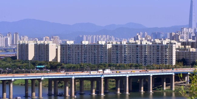 정부가 집값이 급등하고 청약 과열 현상이 심화하는 일부 지역에 대한 주택 수요규제 방안을 검토 중인 것으로 알려지면서 서울 강남권 재건축 단지들이 싸늘하게 반응하고 있다. 사진은 재건축을 앞우고 있는 강남 압구정 일대 아파트 단지.
이상섭 기자/babtong@heraldcorp