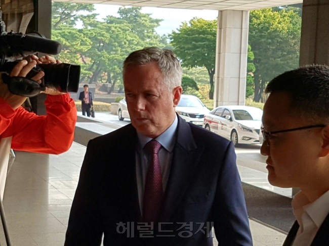 [사진설명=배출가스 조작 의심을 받는 폴크스바겐 독일 본사의 트레버 힐(54) 아우디 전략 프로젝트 부문장이 20일 오전 서울 서초동 서울중앙지검에 참고인 신분으로 소환됐다. 김현일 기자/joze@heraldcorp.com]