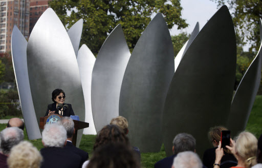 Yoko Ono speaks during a dedication ceremony for her permanent art installation, a sculpture called “Skylanding” in Chicago on Monday. (AP-Yonhap)