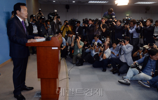 [사진=손학규 전 민주당 대표가 20일 오후 서울 여의독 국회 정론관에서 기자회견을 열고 정계 복귀를 선언하고 있다.   안훈 기자/rosedale@heraldcorp.com]