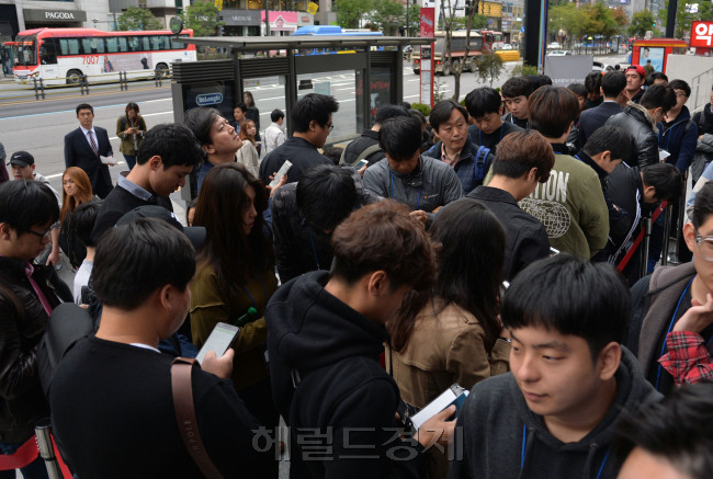 아이폰7이 출시된 21일 오전, 쌀쌀한 날 속에서도 이동통신사 대리점에는 개통을 위해 몰린 사람들로 장사진을 이뤘다. 사진 왼쪽부터 SK텔레콤 강남직영점, KT 광화문 올레스퀘어, LG유플러스 강남직영점. 윤병찬 기자/yoon4698@heraldcorp.com