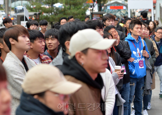 [사진=21일 애플이 국내 온·오프라인 유통점을 통해 아이폰7 시리즈를 정식으로 출시하였다. 아이폰7 시리즈는 전작 아이폰 6s와 비교해 이어폰 연결 단자를 없애고 방수·방진 기능을 추가 되었으며 저장 용량은 아이폰7과 아이폰7 플러스 모두 32GB·128GB·256GB 세 종류이며, 색깔은 실버·골드·로즈골드·블랙(무광 검정)·제트블랙(유광 검정) 등 5종이다. 윤병찬기자/yoon4698@heraldcorp.com]