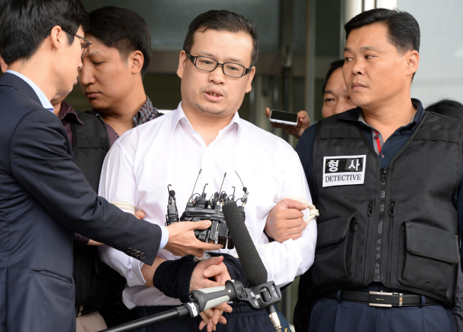 경찰관 사제총기 총격범 성병대가 법원에서 구속 전 피의자 심문(영장실질심사)을 받기 위해 21일 서울 강북구 오패산로 강북경찰서에서 나와 서울북부지법으로 향하기에 앞서 취재진 질문에 답하고 있다. 박현구 기자/phko@heraldcorp.com