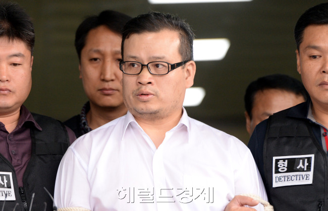 경찰관 사제총기 총격범 성병대가 법원에서 구속 전 피의자 심문(영장실질심사)을 받기 위해 21일 서울 강북구 오패산로 강북경찰서에서 나와 서울북부지법으로 향하기에 앞서 취재진 질문에 답하고 있다. 박현구 기자/phko@heraldcorp.com