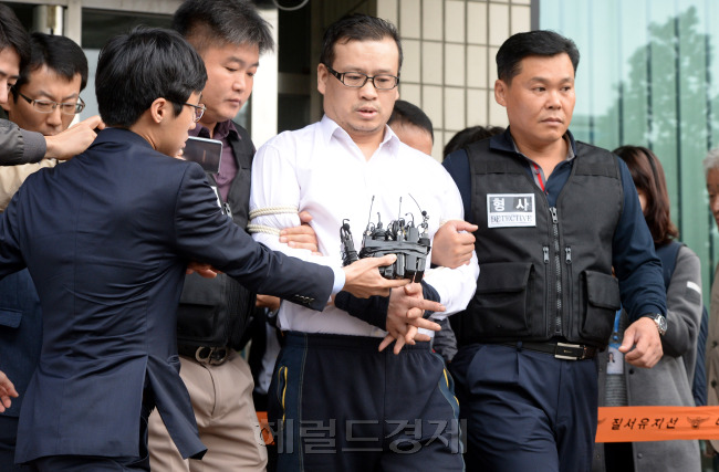 경찰관 사제총기 총격범 성병대가 법원에서 구속 전 피의자 심문(영장실질심사)을 받기 위해 21일 서울 강북구 오패산로 강북경찰서에서 나와 서울북부지법으로 향하기에 앞서 취재진 질문에 답하고 있다. 박현구 기자/phko@heraldcorp.com