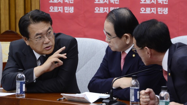 정진석 새누리당 원내대표와 김도읍 원내수석부대표가 21일 오전 서울 여의도 국회에서 열린 원내대책회의에서 대화하고 있다. 박해묵 기자/mook@heraldcorp.com
정진석 새누리당 원내대표와 김도읍 원내수석부대표가 21일 오전 서울 여의도 국회에서 열린 원내대책회의에서 대화하고 있다. 박해묵 기자/mook@heraldcorp.com