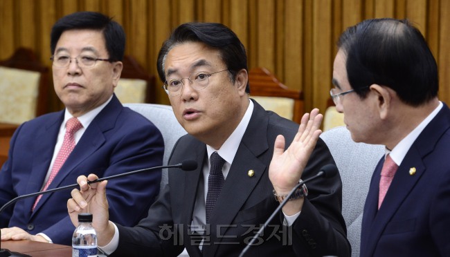 [사진=정진석 새누리당 원내대표가 21일 오전 서울 여의도 국회에서 열린 원내대책회의에서 모두발언을 하고 있다. 박해묵 기자/mook@heraldcorp.com]