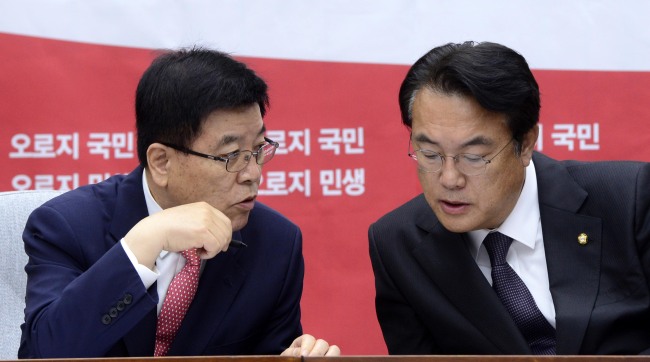 정진석 새누리당 원내대표와 김광림 정책위의장이 21일 오전 서울 여의도 국회에서 열린 원내대책회의에서 대화하고 있다.
박해묵 기자/mook@heraldcorp.co