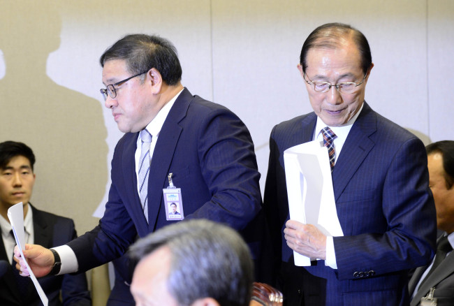 21일 오전 서울 여의도 국회에서 국회 운영위원 국정감사에 이원종 대통령비서실장(오른쪽)과 안종범 청와대 정책조정수석이 업무보고를 위해 자리에서 나서고 있다.  박해묵 기자/mook@heraldcorp.com