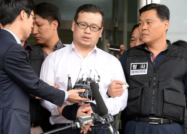 [사진=경찰관 사제총기 총격범 성병대가 법원에서 구속 전 피의자 심문(영장실질심사)을 받기 위해 21일 서울 강북구 오패산로 강북경찰서에서 나와 서울북부지법으로 향하기에 앞서 취재진 질문에 답하고 있다. 박현구 기자/phko@heraldcorp.com]