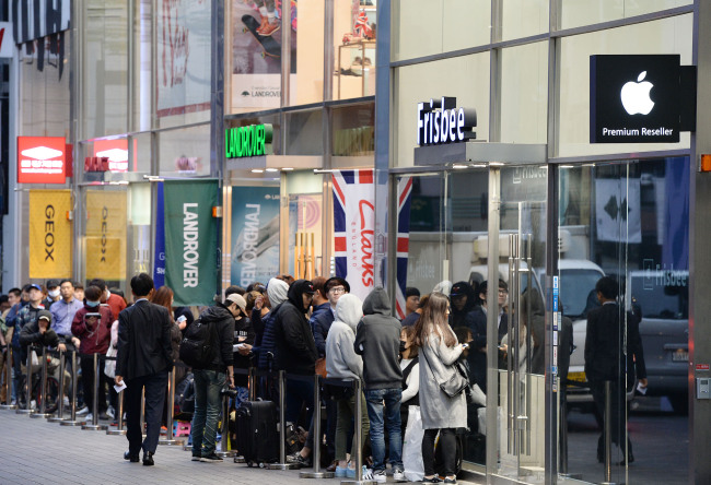 Customers line up to purchase Apple’s iPhone 7 at a Frisbee store in Myeong-dong, central Seoul, Friday. (Yonhap)