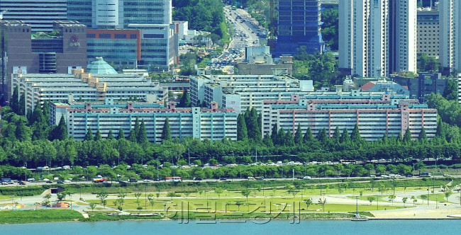 한강 반대편에서 서초구 재건축 단지를 바라본 모습. [사진=헤럴드경제DB]