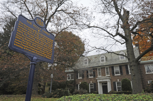 In this Oct. 25, 2012, file photo, a blue state historical marker sits outside Grace Kelly's family’s home in Philadelphia. The Philadelphia home where Oscar-winning actress Kelly grew up and accepted a marriage proposal from Prince Rainier III of Monaco in 1955 is now in the hands of the royal family. (Yonhap-AP)