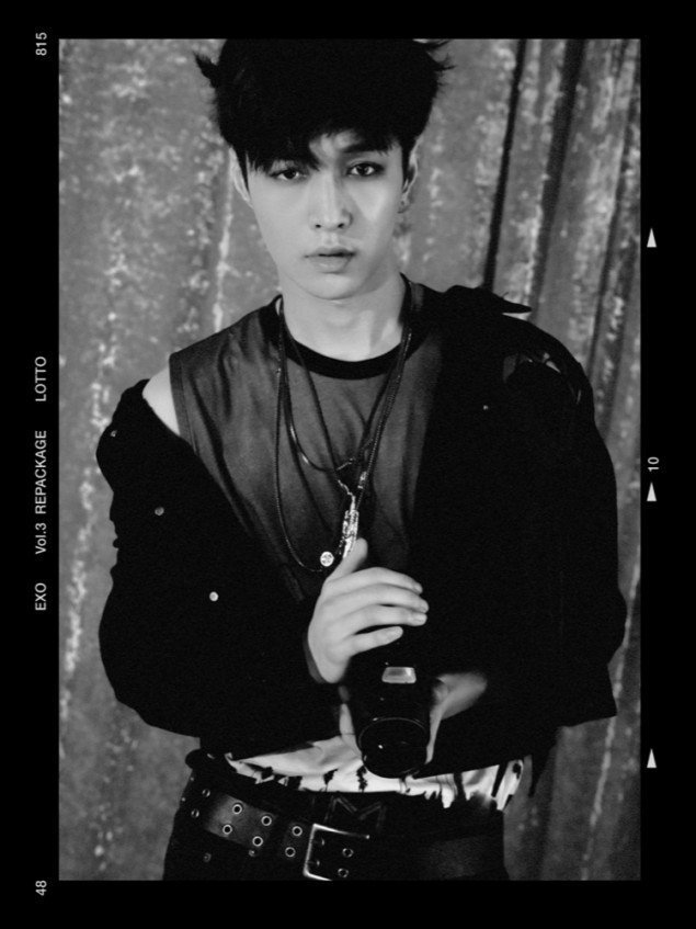 EXO member Lay, who suddenly fainted at the Incheon Airport on Oct. 11 on his way to a performance in Japan (S.M. Entertainment)