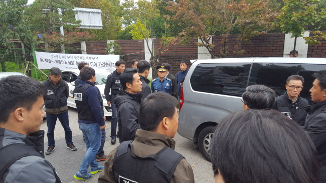 고(故) 백남기 씨의 시신에 대한 부검영장을 집행하기 위해 23일 오전 서울 종로구 서울대병원 장례식장 앞에 도착한 경찰 병력들이 백 씨 유족, 백남기 투쟁본부와 대치한 채 자체 회의를 갖고 있다. 경찰은 3시간 여 만인 이날 오후 “오늘은 (영장)집행을 안 하겠다”며 병력을 철수시켰다. 유오상 기자/osyoo@heraldcorp.com