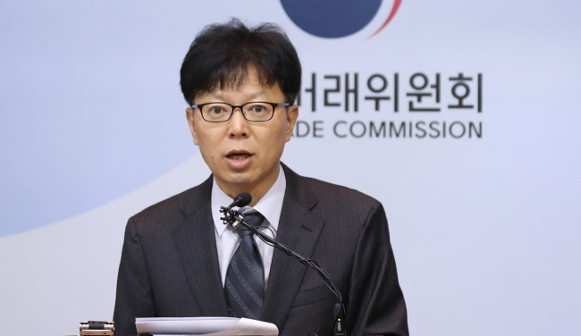 An FTC official briefs about the results of its investigation into doctors' organizations and their alleged influence-peddling against healthcare companies. (Yonhap)