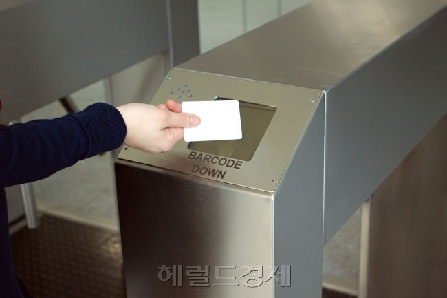 지하철역 일회용 교통카드 발매기 안의 폐카드를 챙겨 2년간 보증금 수백만 원을 돌려받은 역무원을 해고한 것은 정당하다는 법원 판결이 나왔다. 사진은 지하철 교통카드 관련 이미지] [사진출처=헤럴드경제DB]
