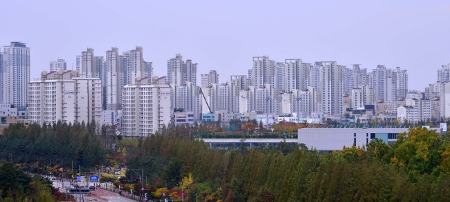 [사진=경기도 한 신도시의 대규모 아파트단지. 이상섭 기자/babtong@heraldcorp.com]