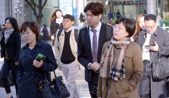 가을이 깊어져가고 있다. 기온이 한결 떨어진 24일 광화문네거리 출근길 교차로에는 두툼한 옷을 껴입은 시민들의 잦은 발걸음이 줄을 잇는다. 정희조 기자/checho@heraldcorp.com