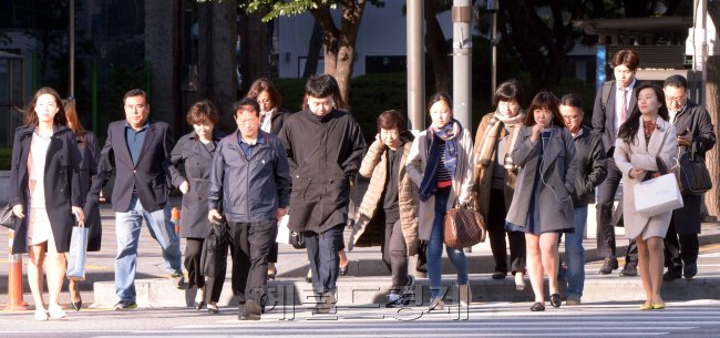 가을이 깊어져가고 있다. 기온이 한결 떨어진 24일 광화문네거리 출근길 교차로에는 두툼한 옷을 껴입은 시민들의 잦은 발걸음이 줄을 잇는다. 정희조 기자/checho@heraldcorp.com