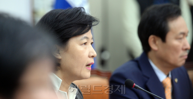 [사진=24일 오전 서울 여의도 국회에서 열린 더불어민주당 최고위원회의에서 추미애 대표가 모두발언을 하고 있다. 안훈 기자 rosedale@heraldcorp.com]