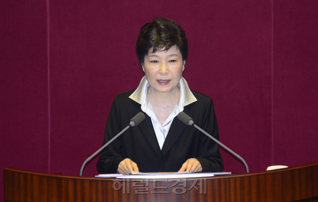박근혜 대통령이 24일 오전 서울 여의도 국회에서 정부의 2017년도 예산안과 관련한 시정연설을 하고 있다. 박 대통령의 시정연설은 취임 후 네번째다. 박해묵 기자/mook@heraldcorp.com
박근혜 대통령이 24일 오전 서울 여의도 국회에서 정부의 2017년도 예산안과 관련한 시정연설을 하고 있다. 박 대통령의 시정연설은 취임 후 네번째다. 박해묵 기자/mook@heraldcorp.com