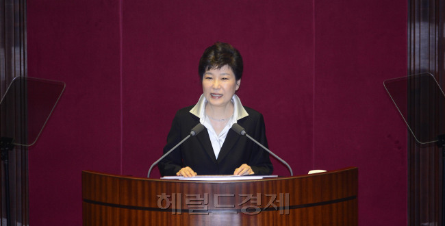 [사진=박근혜 대통령이 24일 오전 서울 여의도 국회에서 정부의 2017년도 예산안과 관련한 시정연설을 하고 있다. 박 대통령의 시정연설은 취임 후 네번째다. 박해묵 기자/mook@heraldcorp.com]