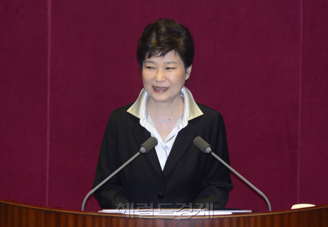 박근혜 대통령이 24일 오전 서울 여의도 국회에서 정부의 2017년도 예산안과 관련한 시정연설을 하고 있다. 박 대통령의 시정연설은 취임 후 네번째다. 박해묵 기자/mook@heraldcorp.com
박근혜 대통령이 24일 오전 서울 여의도 국회에서 정부의 2017년도 예산안과 관련한 시정연설을 하고 있다. 박 대통령의 시정연설은 취임 후 네번째다. 박해묵 기자/mook@heraldcorp.com