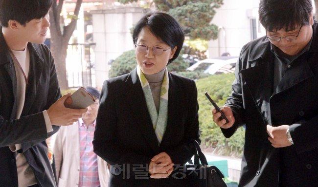 [사진=4ㆍ13 총선 당시 홍보비 리베이트 의혹으로 기소된 국민의당의 박선숙ㆍ김수민 의원이 24일 오전 서울서부지법에서 열린 공판 기일에 각각 출석, 법정으로 향하고 있다. 이들 의원은 두 차례 구속영장 기각 끝에 공직선거법ㆍ선거자금법 위반 혐의로 지난 8월 불구속 기소된 바 있다.  정희조 기자/checho@heraldcorp.com]