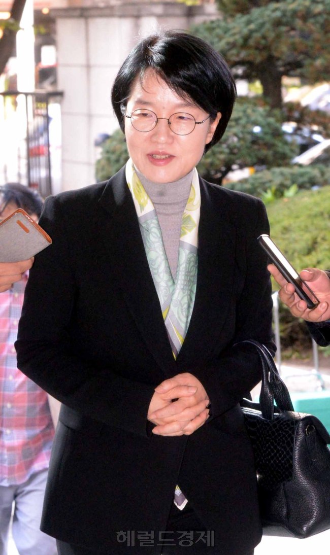 [사진=4ㆍ13 총선 당시 홍보비 리베이트 의혹으로 기소된 국민의당의 박선숙ㆍ김수민 의원이 24일 오전 서울서부지법에서 열린 공판 기일에 각각 출석, 법정으로 향하고 있다. 이들 의원은 두 차례 구속영장 기각 끝에 공직선거법ㆍ선거자금법 위반 혐의로 지난 8월 불구속 기소된 바 있다.  정희조 기자/checho@heraldcorp.com]
