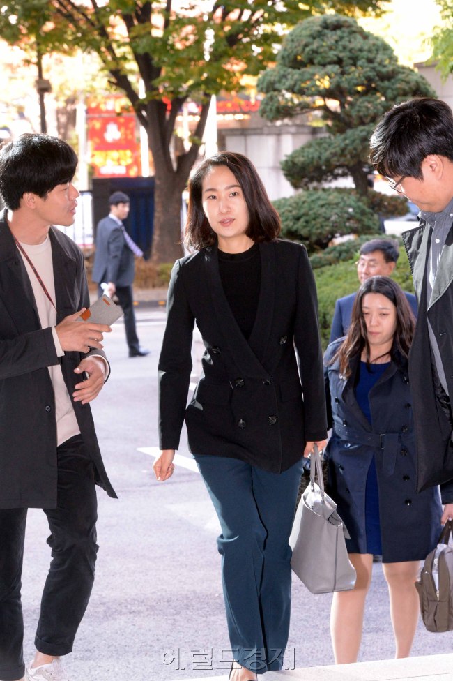 [사진=4ㆍ13 총선 당시 홍보비 리베이트 의혹으로 기소된 국민의당의 박선숙ㆍ김수민 의원이 24일 오전 서울서부지법에서 열린 공판 기일에 각각 출석, 법정으로 향하고 있다. 이들 의원은 두 차례 구속영장 기각 끝에 공직선거법ㆍ선거자금법 위반 혐의로 지난 8월 불구속 기소된 바 있다.  정희조 기자/checho@heraldcorp.com]