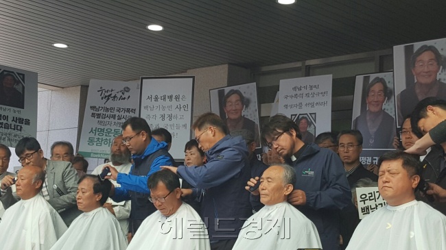 [사진=박석운 대표를 비롯한 백남기 투쟁본부 공동대표단이 24일 오전 서울 종로구 서울대병원 장례식장에서 기자회견을 갖고 ‘부검 저지를 위한 36시간 집중행동’을 선포하며 삭발식에 나서고 있다. 유오상 기자/osyoo@heraldcorp.com]