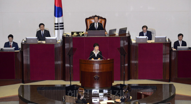 [사진=박근혜 대통령이 24일 오전 서울 여의도 국회에서 정부의 2017년도 예산안과 관련한 시정연설을 하고 있다. 박 대통령의 시정연설은 취임 후 네번째다. 박해묵 기자/mook@heraldcorp.com]
