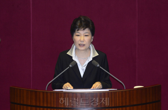 [사진설명=박근혜 대통령이 24일 오전 서울 여의도 국회에서 정부의 2017년도 예산안과 관련한 시정연설을 하고 있다. 박 대통령의 시정연설은 취임 후 네번째다. 박해묵 기자/mook@heraldcorp.com]