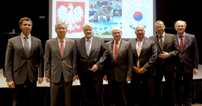 Caption: (From left) Polish Undersecretary of State Robert Grey, Korean Deputy Foreign Minister for Economic Affairs Lee Tae-ho, Polish Foreign Minister Witold Waszczykowski, Polish Ambassador to Korea Krzysztof Ignacy Majka, Polish Deputy Minister of Economic Development Tadeusz Koscinski, Polish Deputy Minister of Treasury Mikolaj Wild and Polish parliamentarian Tomasz Latos. The Korea Herald