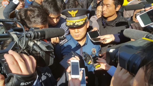 [사진=홍완선 서울 종로경찰서장이 지난 23일 백 씨의 부검 영장 집행을 위해 서울대병원 장례식장을 찾았지만, 유족 측의 반대로 3시간여만에 물러났다. 경찰은 영장 기한이 만료되는 25일 이후 백 씨에 대한 부검 영장을 재신청할 방침으로 알려졌다.]