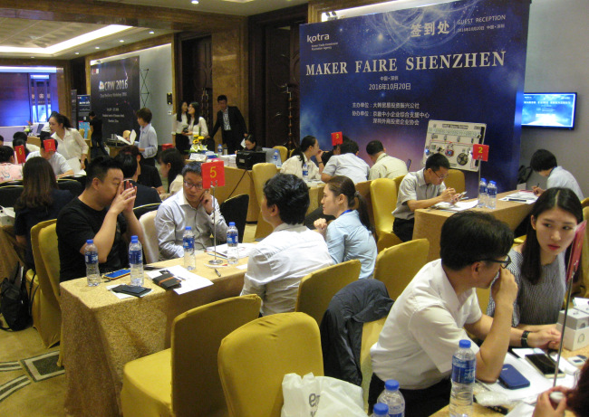 [사진=23일 선전 해상세계에서 개최된 ‘2016 Maker Faire in Shenshen’ 박람회 및 상담회에서 도내 15개사 스타트업 참가자들이 바이어와 상담을 진행하고 있다.]