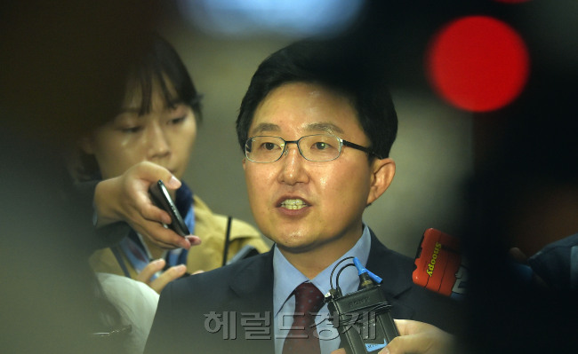 [사진=새누리당 김용태 의원이 25일 오전 서울 여의도 정론관에서 최순실 게이트 특검을 요구하는 기자회견을 열고 있다. 안훈 기자/rosedale@heraldcorp.com]