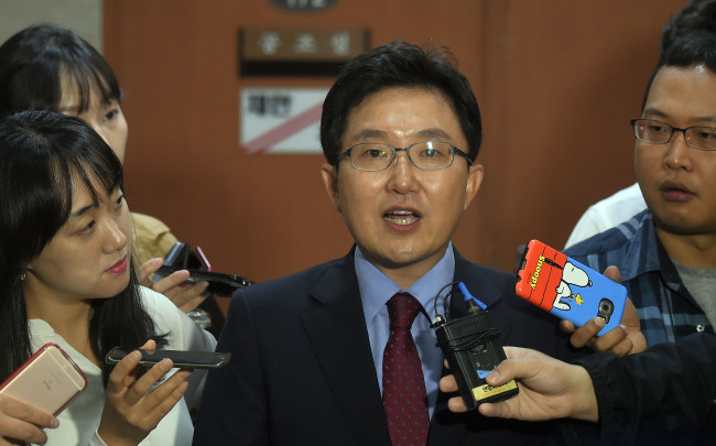 지난 24일 JTBC 방송이 비선실세 의혹을 받고 있는 최순실 씨가 박근혜 대통령의 연설문 44건 등 국무회의 모두발언, 대선 유세문, 당선 소감문 등의 각종 발언 자료를 실제 연설 전에 받아봤으며, 박 대통령의 최측근 인사가 이를 전달한 것으로 확인됐다고 보도했다. 사진은 최씨의 사무실에 있던 PC에 저장된 파일들을 공개한 방송 화면(왼쪽 사진). 김용태 새누리당 의원은 25일 오전 국회 정론관에서 기자회견을 열고 최순실 의혹과 관련해 특검을 촉구했다.
[JTBC 화면캡처]·안훈 기자/rosedale@heraldcorp.com